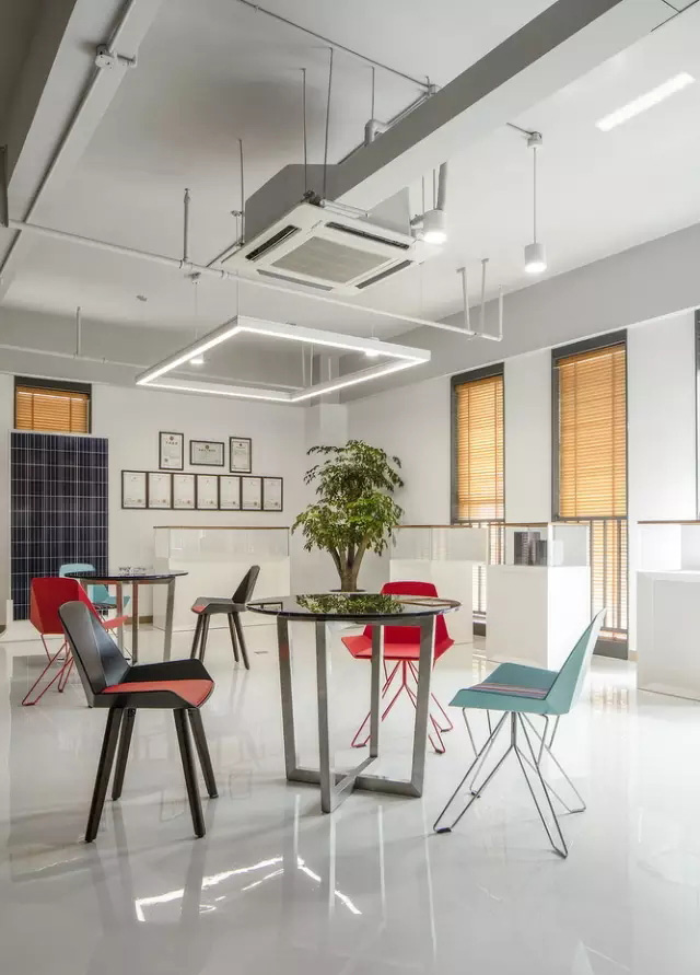 人文氣息與現(xiàn)代風(fēng)尚捏合在一起，綠色的辦公空間充滿藝術(shù)感